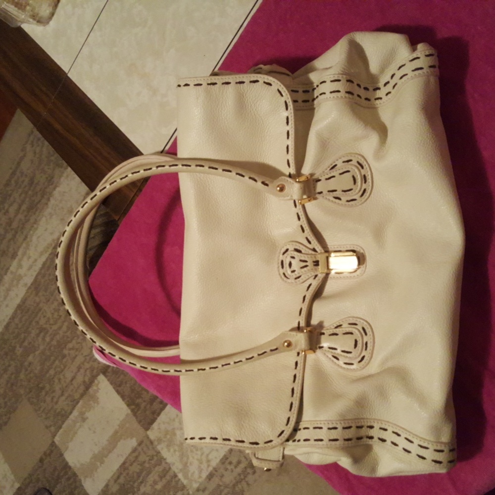 WOMEN BAG,THE BAG  IS COMFORTABLE.WHITE.